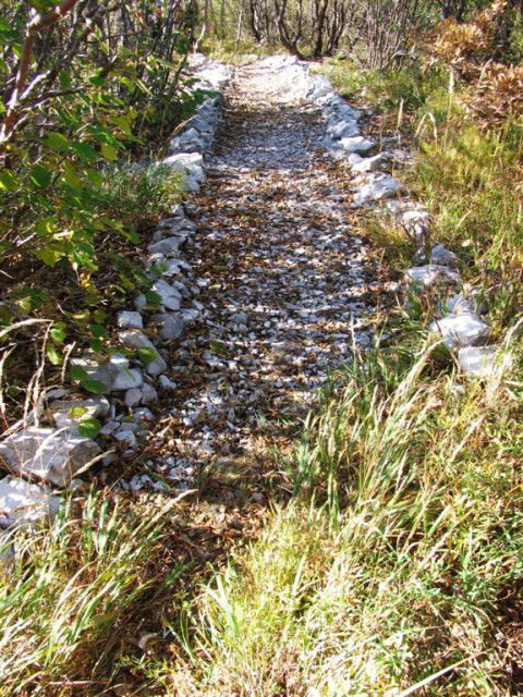 Del rimske ceste, če ste jo spregledali, ko smo zapustili vrh Kršičevca