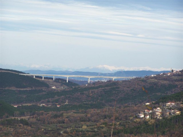 Pogled na gradbeniško mojstrovino z Dolomiti v ozadju