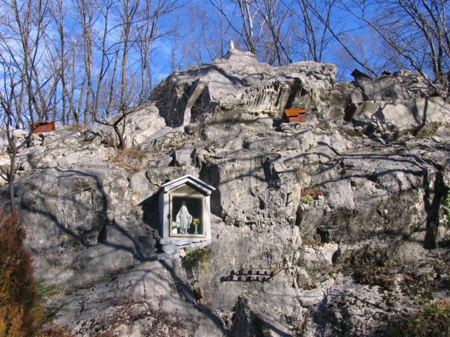 Začetek poti pod vasjo Gora, ob kapelici v skali, na vrhu katere stoji 