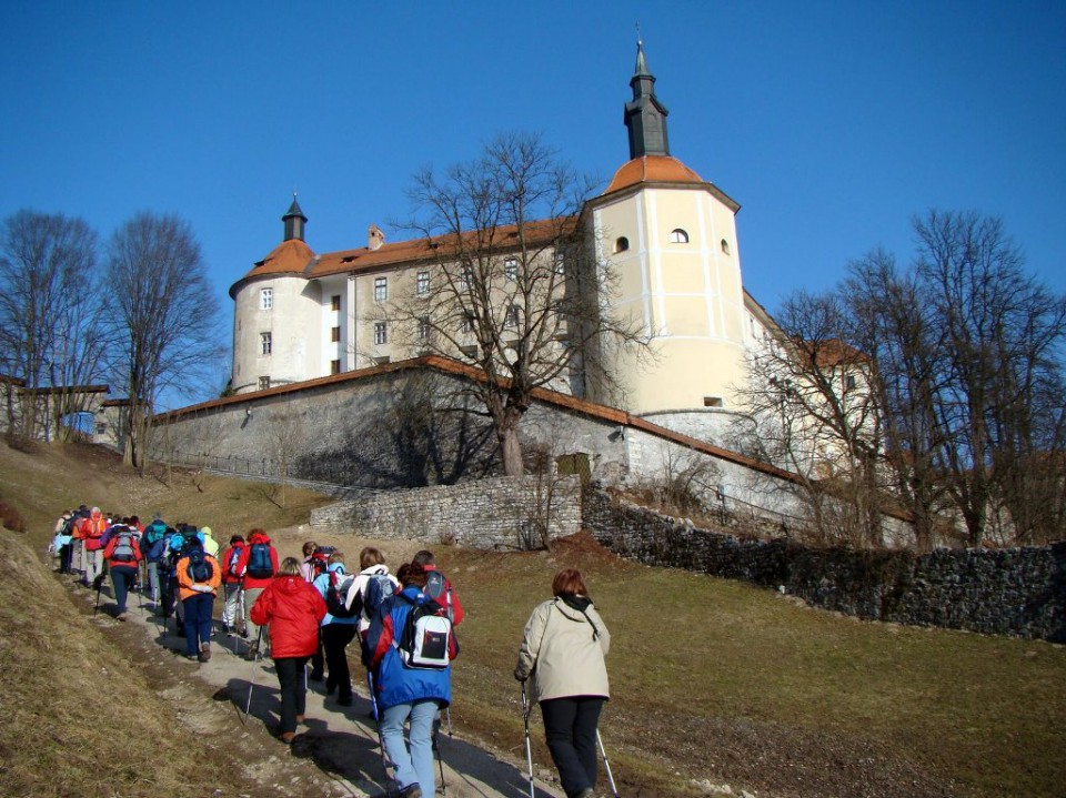 Prvi klanec do škofjeloškega gradu nas je pričel ogrevati