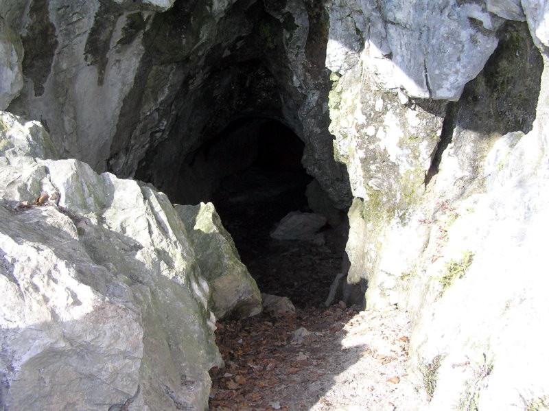 Vhod v Lubniško jamo ...