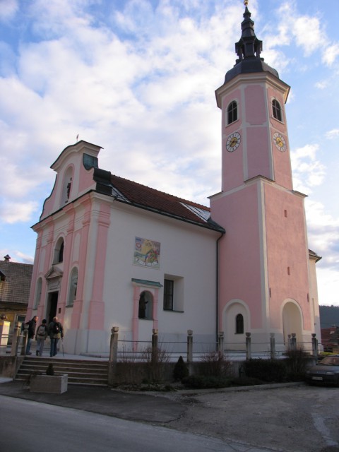 Cerkev sv. Ane v Višnji gori, tik ob startnem mestu