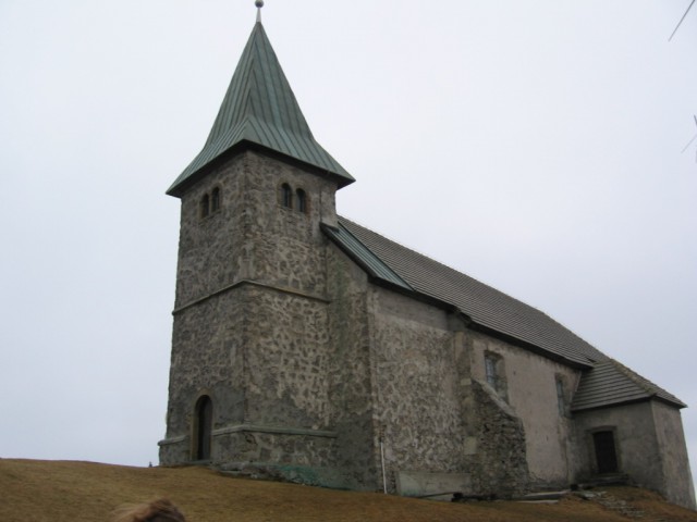 Poleg prejšnjega zvonika je še cerkvica s svojim zvonikom