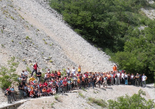 Prva skupinska slika nad slapom pod ogromnim meliščem