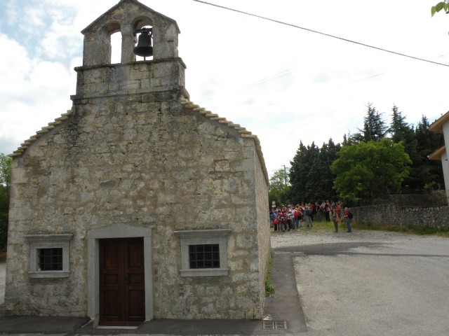 Cerkvica sv. Lovrenca v vasici Jezero ali San Lorenzo