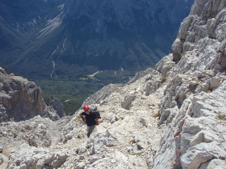 Več kot 1000 m pod nama je ostala dolina Vrat