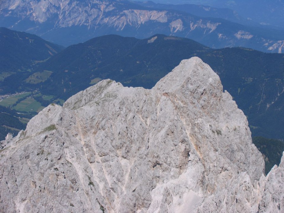 To pa je že posnetek z vrha (2740 m), pod nama Špik (2472 m)