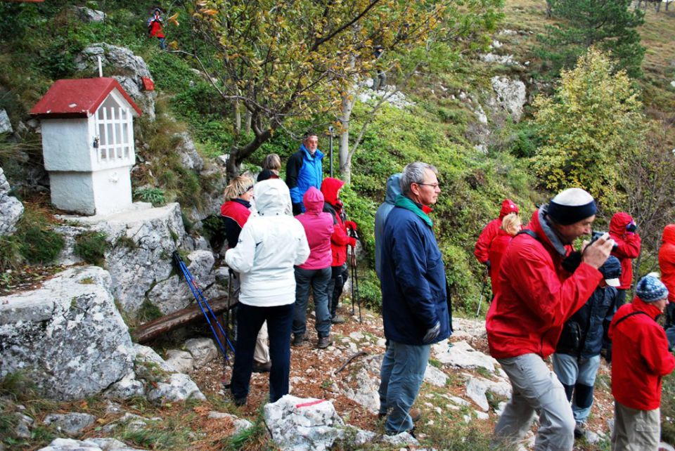 Križišče poti nad izvirom Hublja