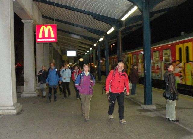 ... v mrak ljubljanske železniške postaje.