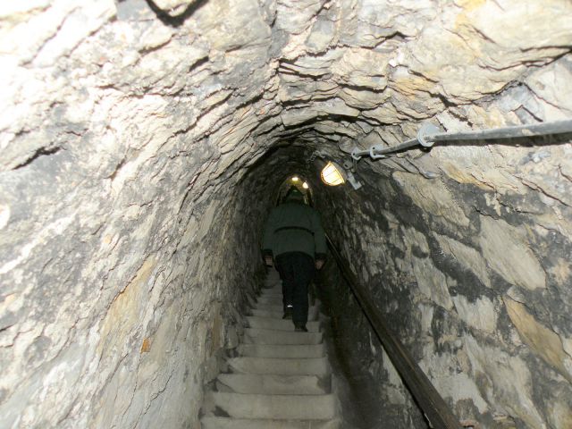 117 stopnic nas je čakalo do vzpona v jamsko kapelo.