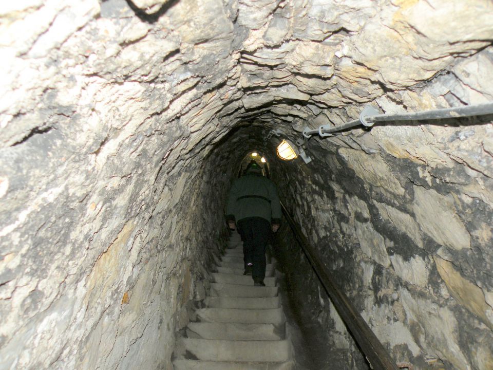 117 stopnic nas je čakalo do vzpona v jamsko kapelo.