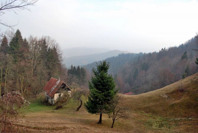 Skorajda idiličen pogled izpod koče.