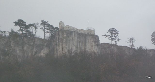 Megleni Črnokalsi grad nad nami