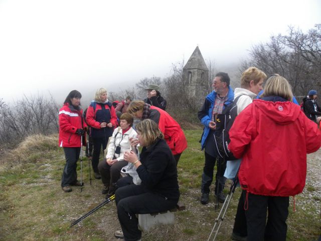 Pred cerkvico sv. Štefana