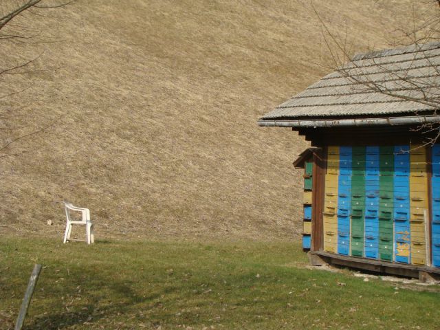 Trenutno še prazen počivalnik za čebelarja