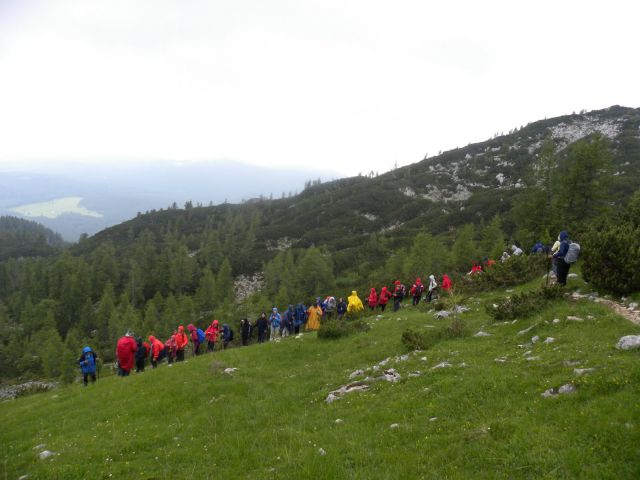 Z Lipanskih vratc ostro levo in v dolino