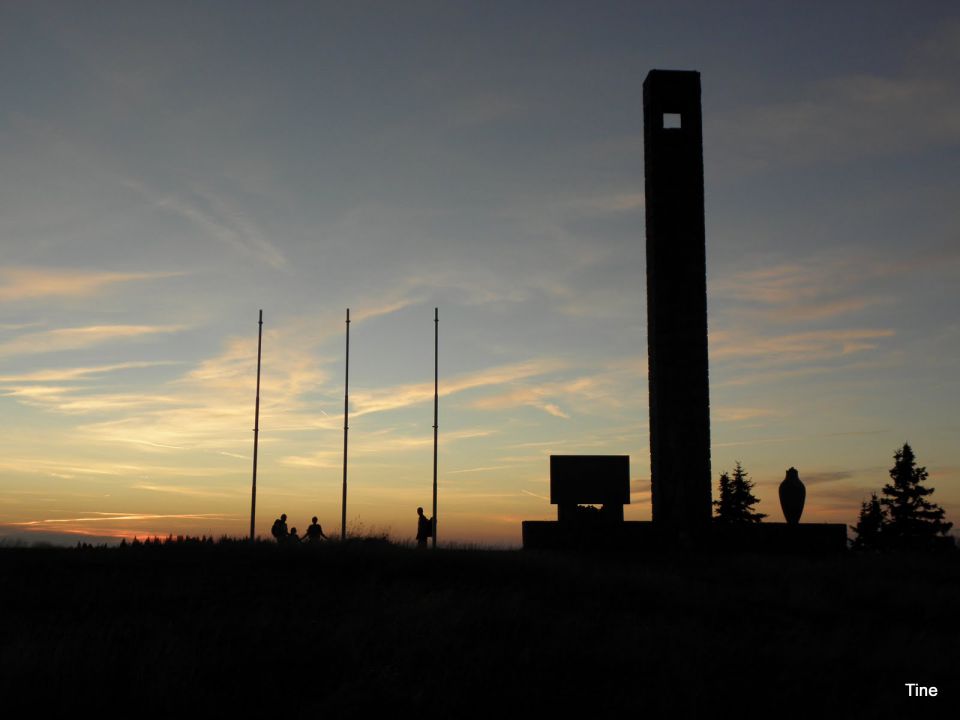 Ribniški vrh s partizanskim spomenikom v večerni zarji