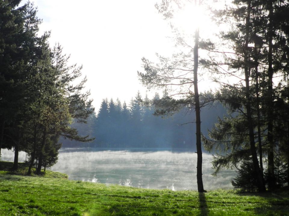 Jutranje meglice nad Bloškim jezerom so napovedovale lepo vreme