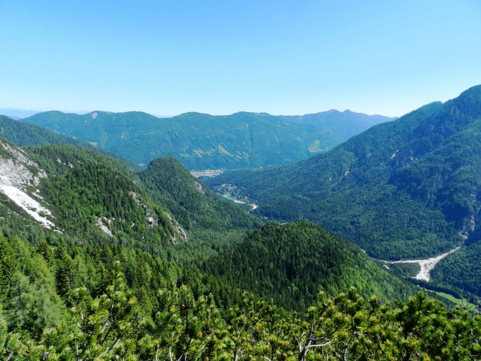 Začetek Karavank v ozadju