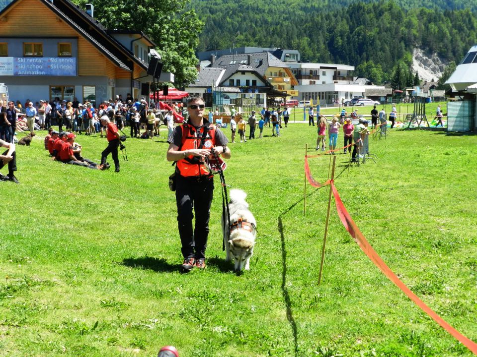 Priprava dveh gorskih reševalcev na reševanje