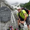 Miran ob obeležju ponesrečenih gorskih reševalcev, med njimi tudi njegov  prijatelj