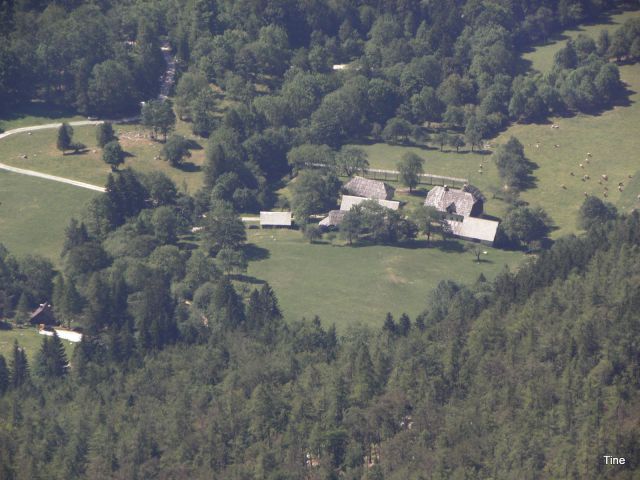Pogled na Suhadolnikovo kmetijo s poti na Grintovec