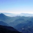 Slikovito sosledje hriovitega sveta, levo izstopa Uršlja gora