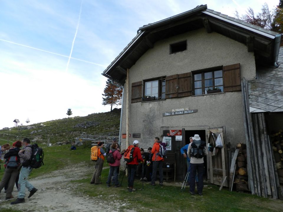 Pastirska koča s planšarjem na Planini Travnik