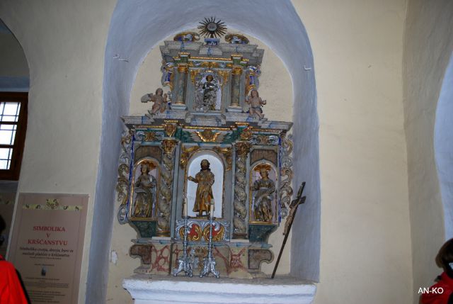 Eden od bogatih oltarjev v cerkvici