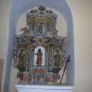 Eden od bogatih oltarjev v cerkvici