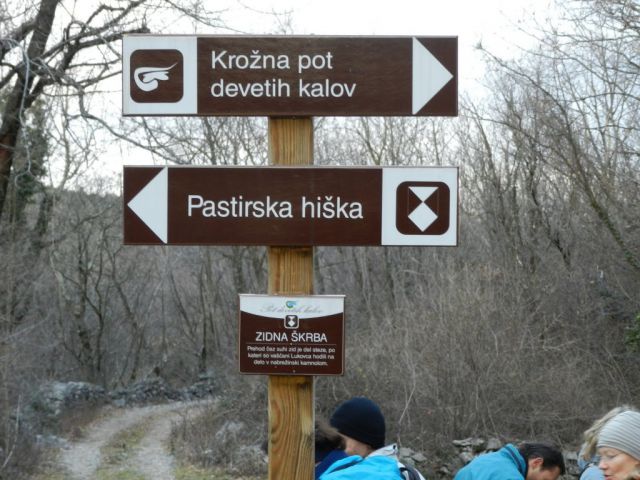 Kaj je hiška vemo, škraba pa je odprtina v zidu namenjena prehodu ljudi