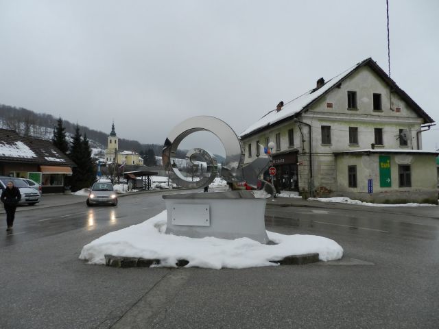 Simbol Višnje Gore v središču mesta