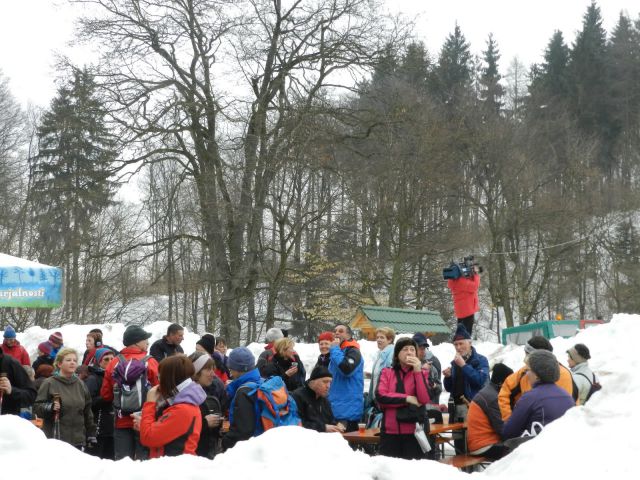 Na Polževem smo obilno malicali in se pogreli s čajem