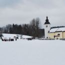 Sneg, cerkvica Janeza Krstnika in pohodniki