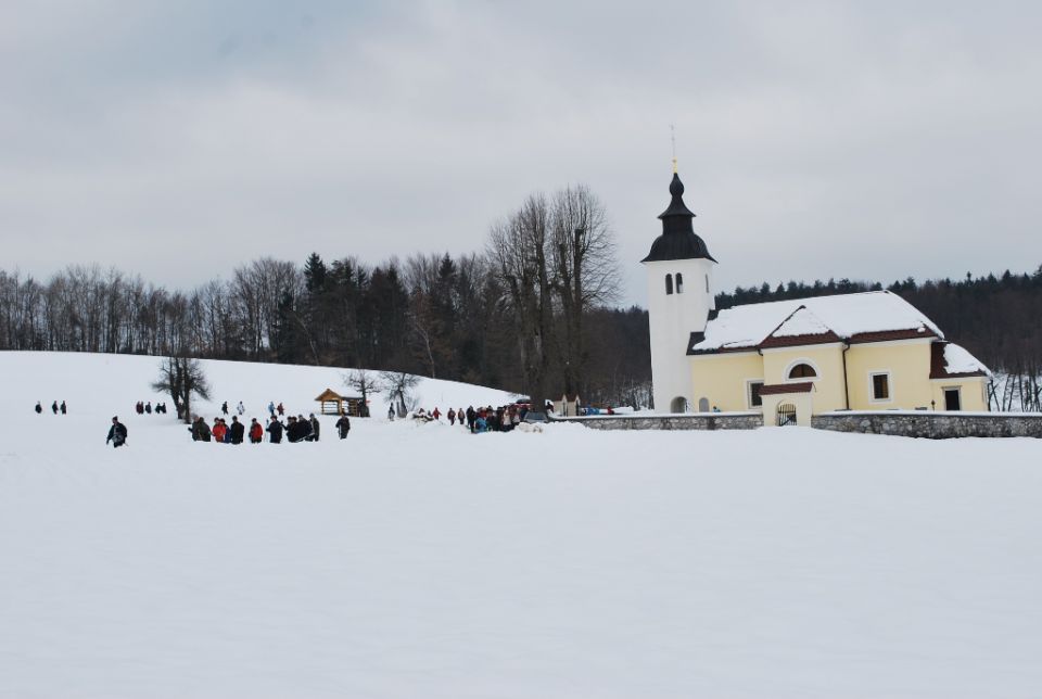Sneg, cerkvica Janeza Krstnika in pohodniki