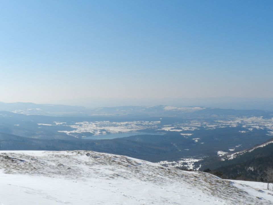 V daljavi se nam je prikazalo najprej Palčje jezero in ...