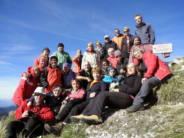 Skupinska slika na vrhu in pod opozorilno tablo