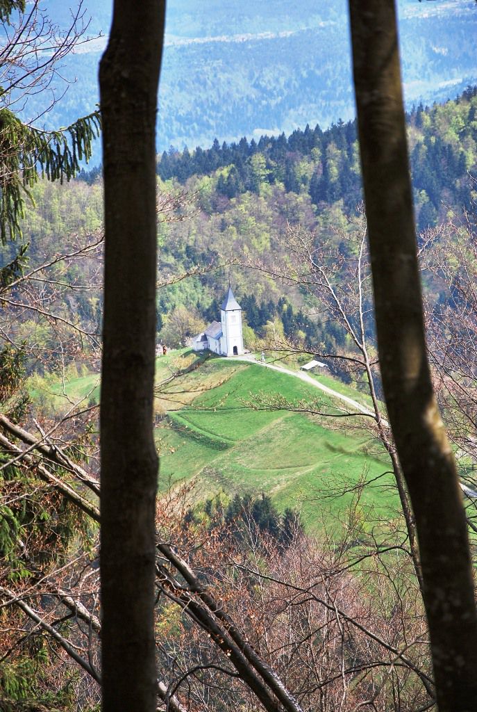 Prvi pogled na cerkvico s. Primoža in Felicijana na Jamniku