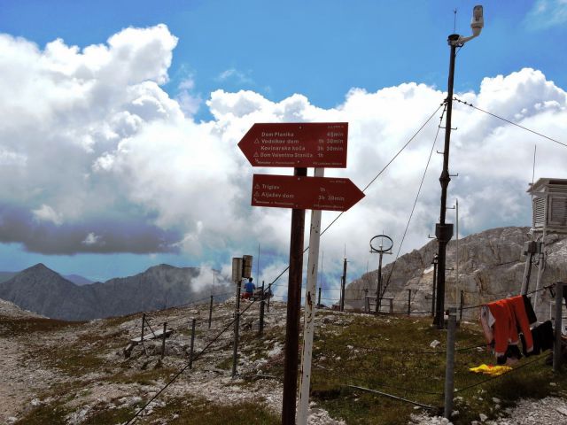 Nič kaj vzpodbudni oblaki nad Debelo pečjo in Draškima vrhovoma