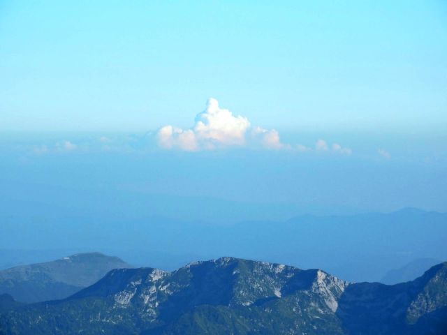 Pokončni cumulus naj sedaj kar straši, mi smo na varnem