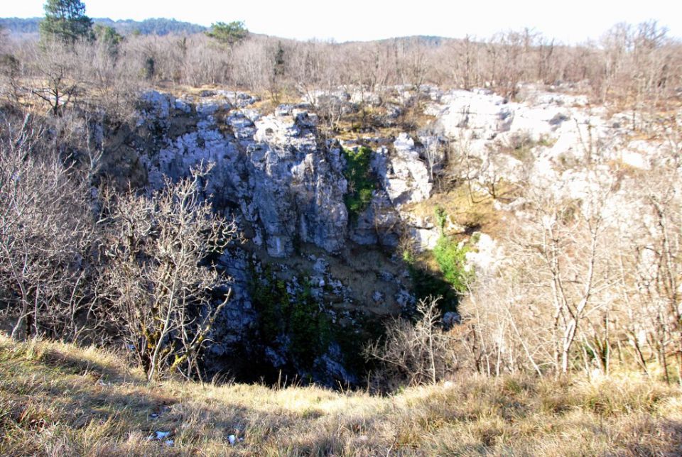 Golokratna jama, udornica široka 65 m in (preverjeno) globoka 120 m
