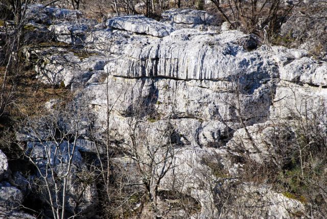 Strme prepadne stene z bogato ponudbo kraških pojavov - ...