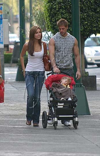 Con William Levy y bebe - foto