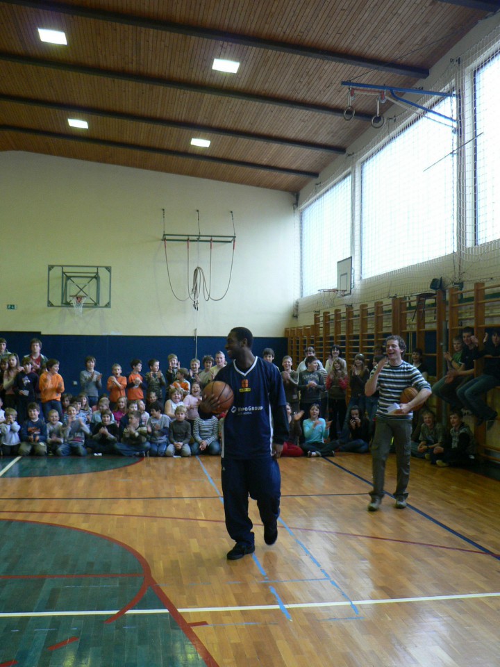 2009-03 predstavitev košarke po šolah - foto povečava