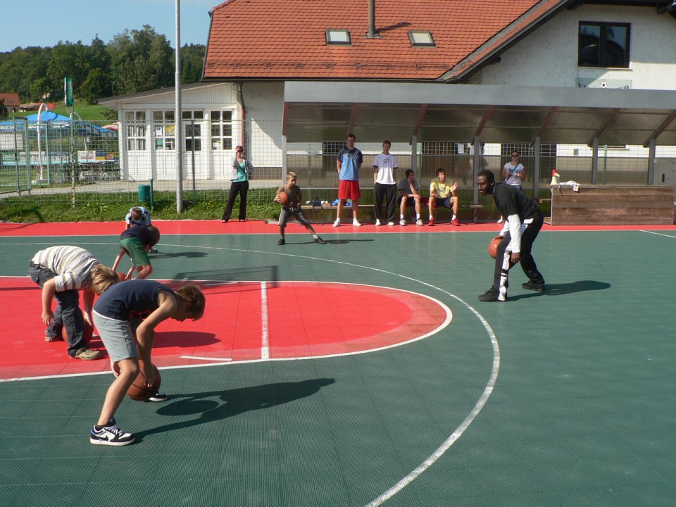 2009-09 košarkarji z učenci OŠ Franja Malgaja - foto povečava