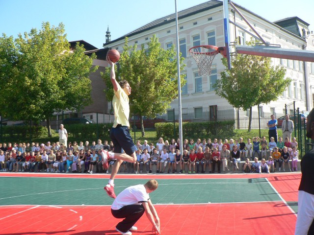 2009-09 košarkarji z učenci OŠ Franja Malgaja - foto
