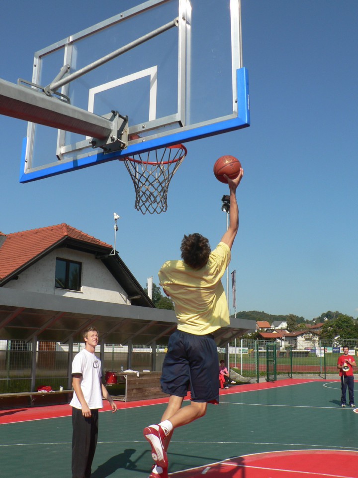 2009-09 košarkarji z učenci OŠ Franja Malgaja - foto povečava