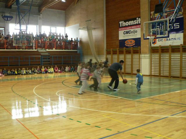 2010-09 košarkarji pri učencih OŠ - foto