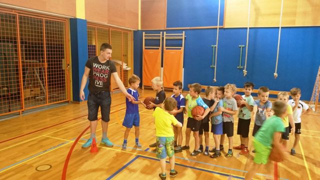  2015-09 predstavitev šole košarke oš FM - foto