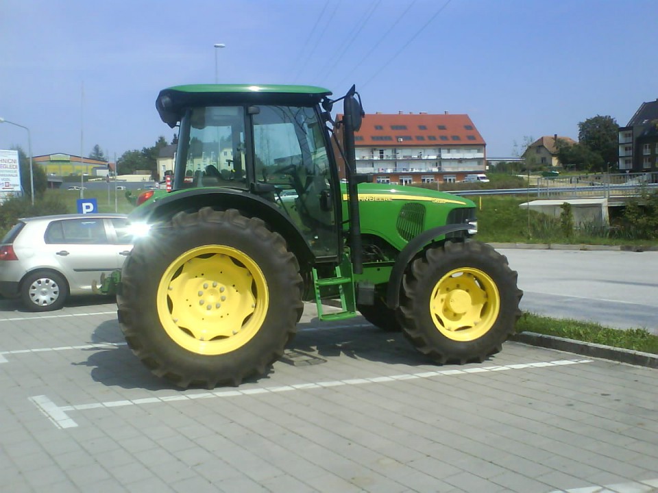 traktor dostavljen